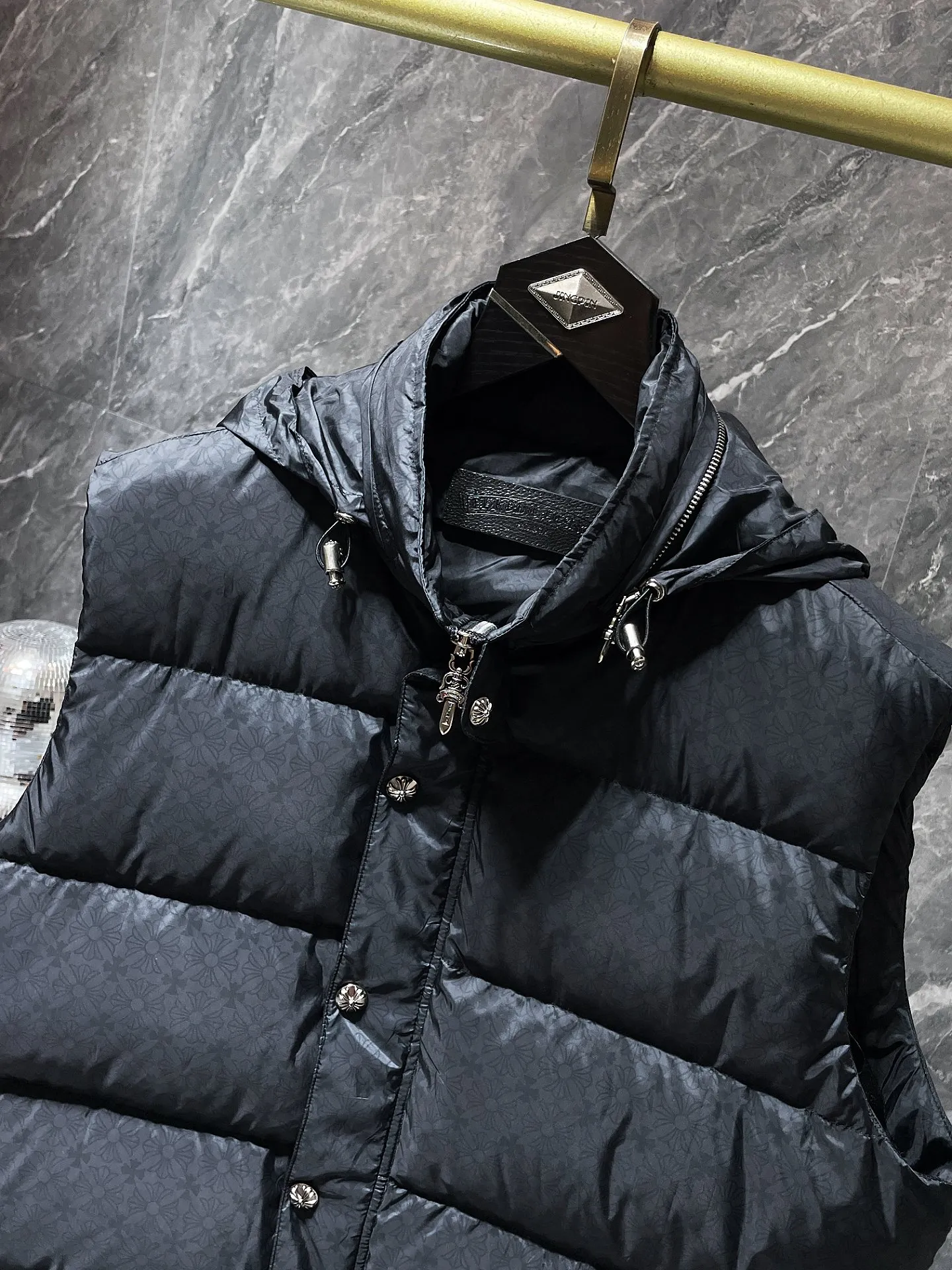 P656 Chrome Hearts ❄️Winter Down Jacket Series❄️ Chrome Hearts Dark Pattern Series Hooded Down Vest, available simultaneously at counters❤The hood is detachable! The best Guangzhou national standard 90 velvet on the market! ! The world’s highest fluffiness of 900D! ! High standard and sufficient down filling! ! Exterior windproof and waterproof dark pattern custom fabric, interior high-grade dark pattern lining fabric to prevent lint, original hardware molding, exquisite craftsmanship details, casual or formal wear ✨ slim fit and not bloated Recommended color: Customized dark pattern flower series Code number: S, M, L, XL